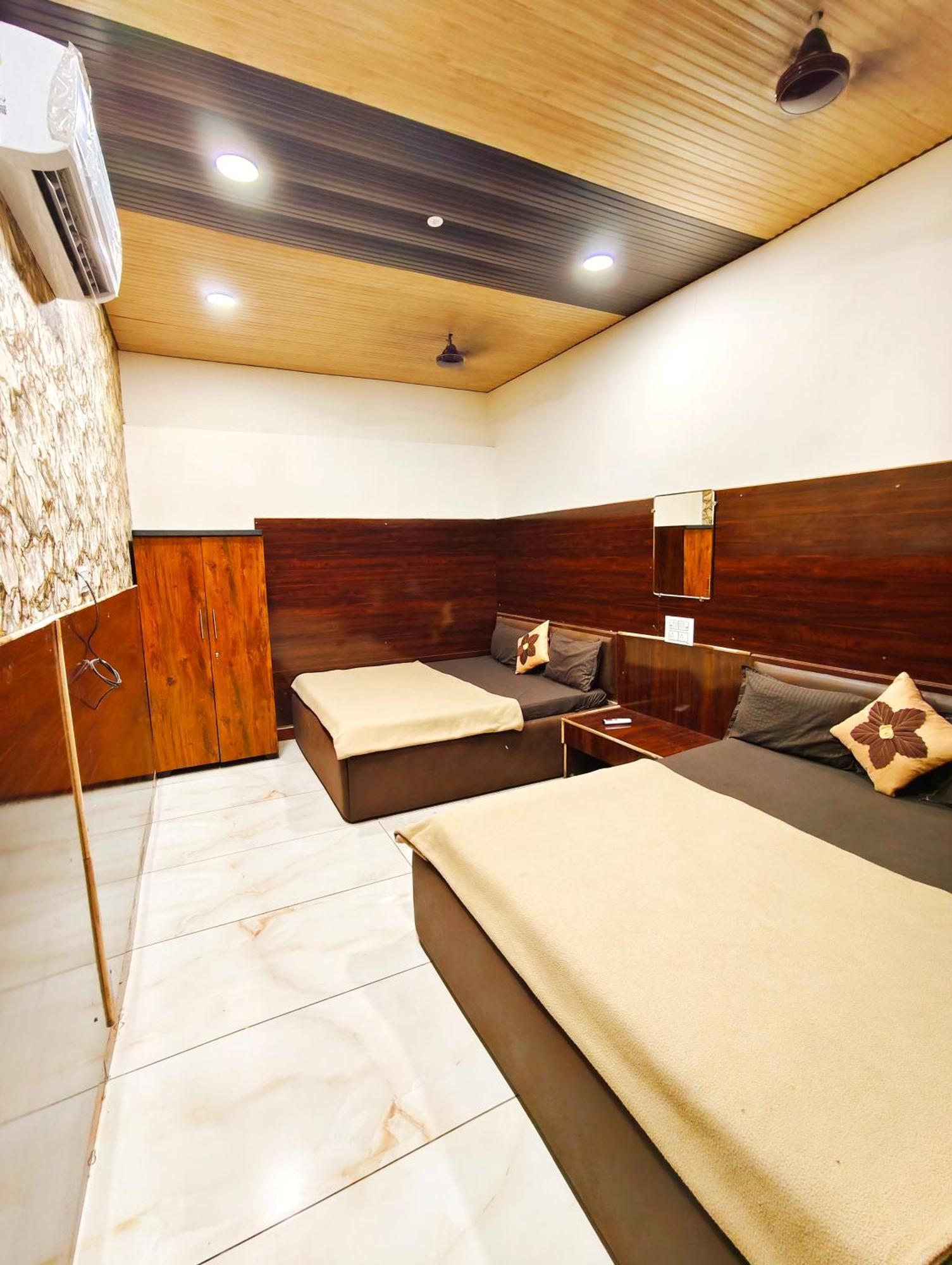 אויאיין Hotel Om Palace Near Mahakal Mandir מראה חיצוני תמונה