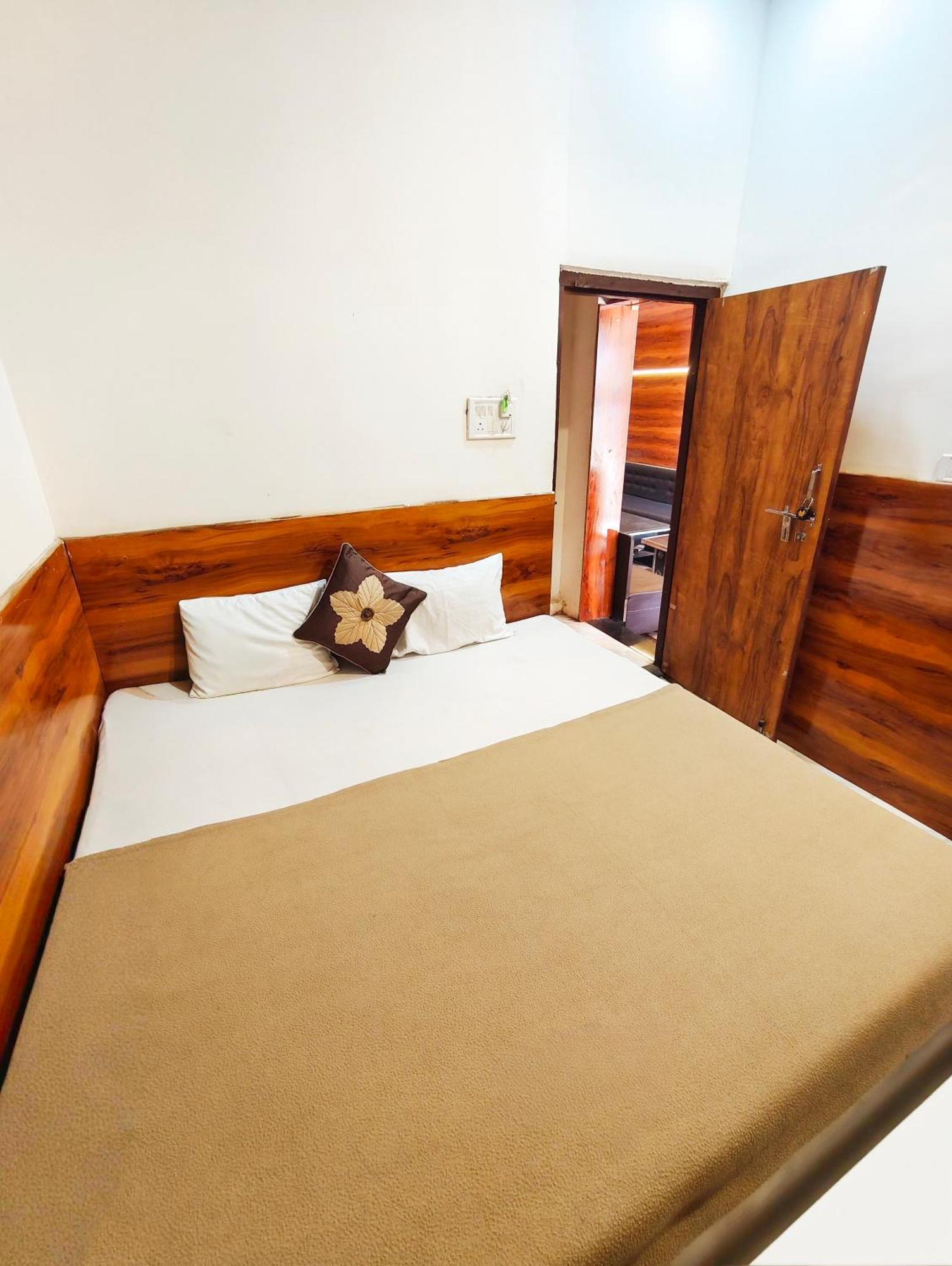 אויאיין Hotel Om Palace Near Mahakal Mandir מראה חיצוני תמונה