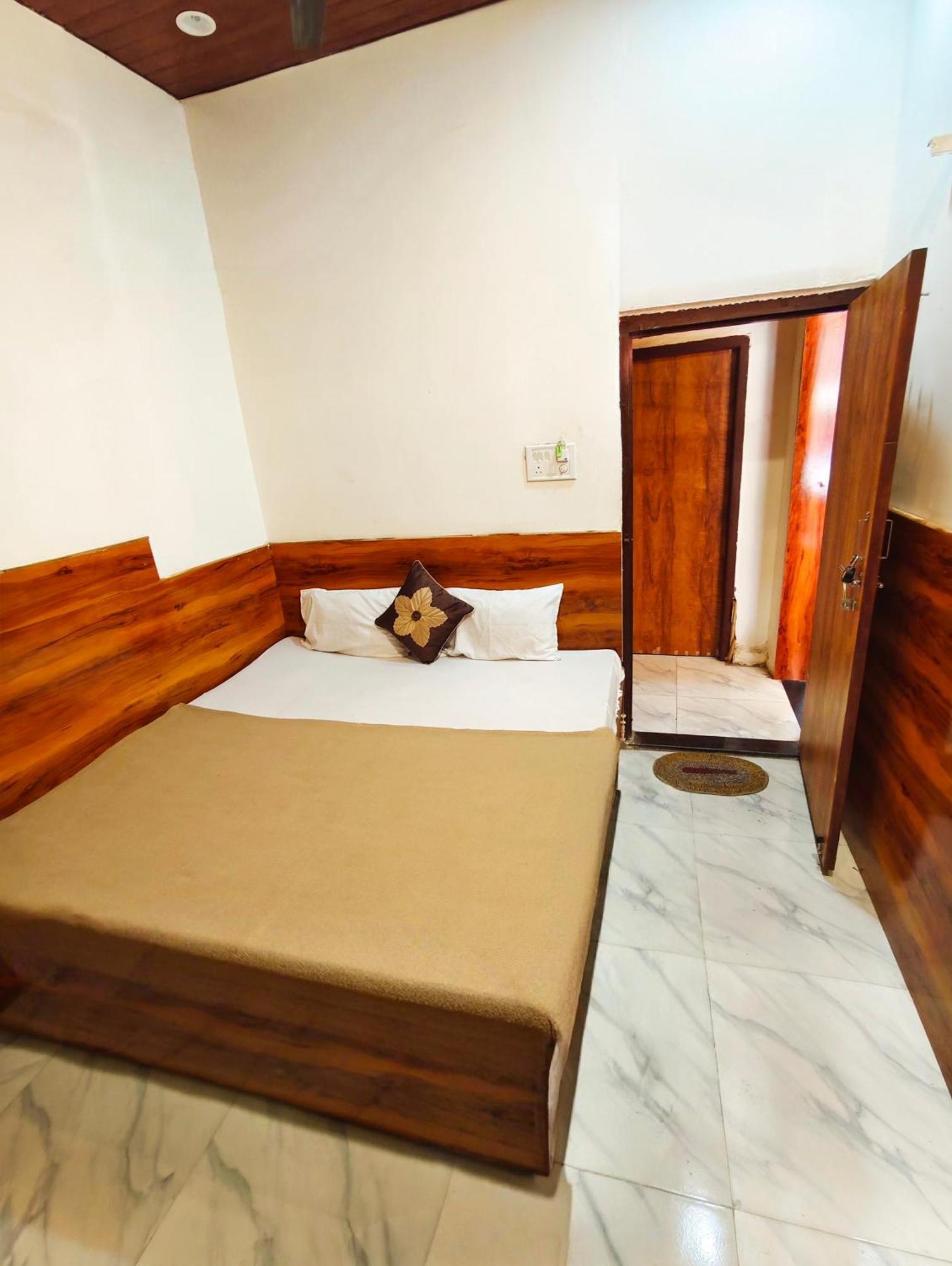 אויאיין Hotel Om Palace Near Mahakal Mandir מראה חיצוני תמונה