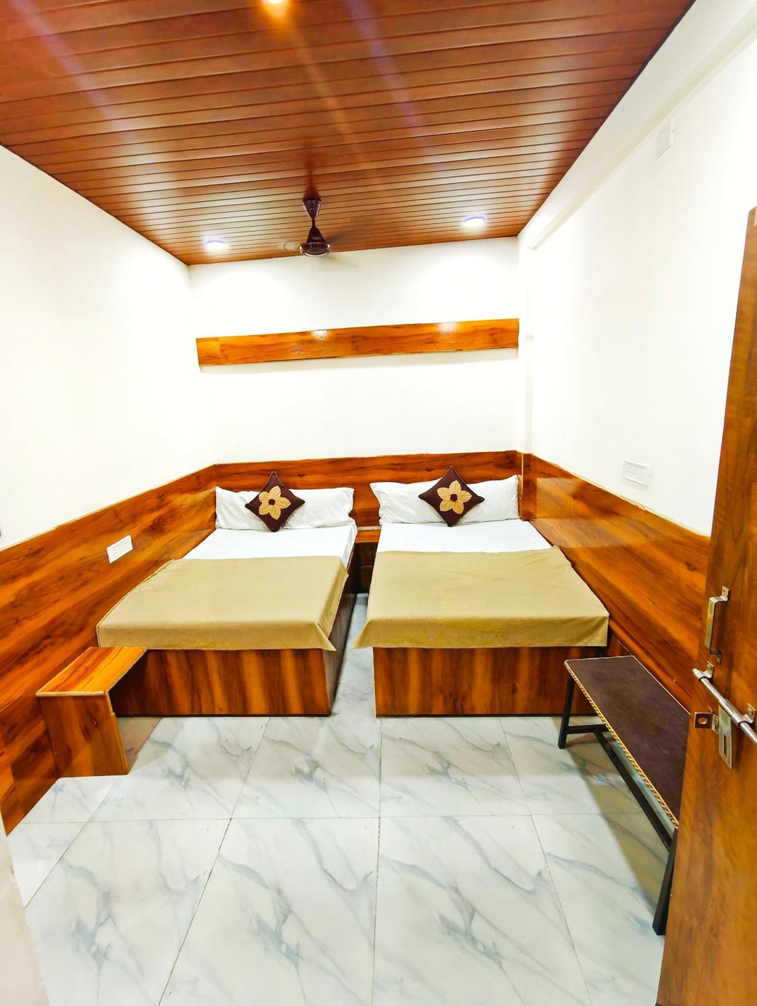אויאיין Hotel Om Palace Near Mahakal Mandir מראה חיצוני תמונה