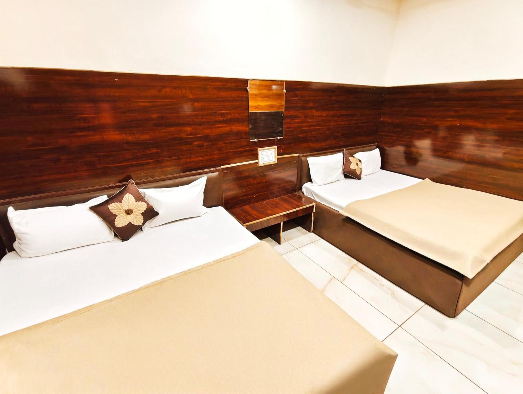 אויאיין Hotel Om Palace Near Mahakal Mandir מראה חיצוני תמונה