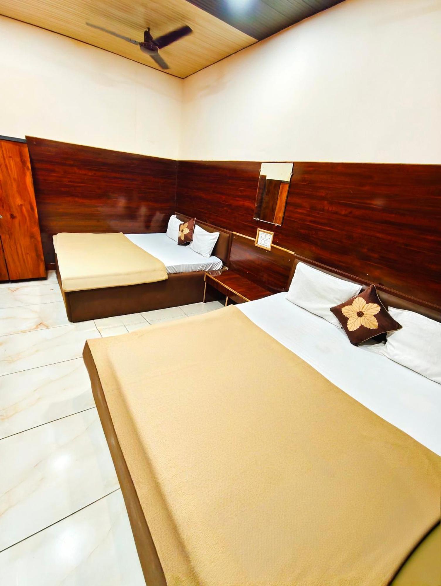 אויאיין Hotel Om Palace Near Mahakal Mandir מראה חיצוני תמונה