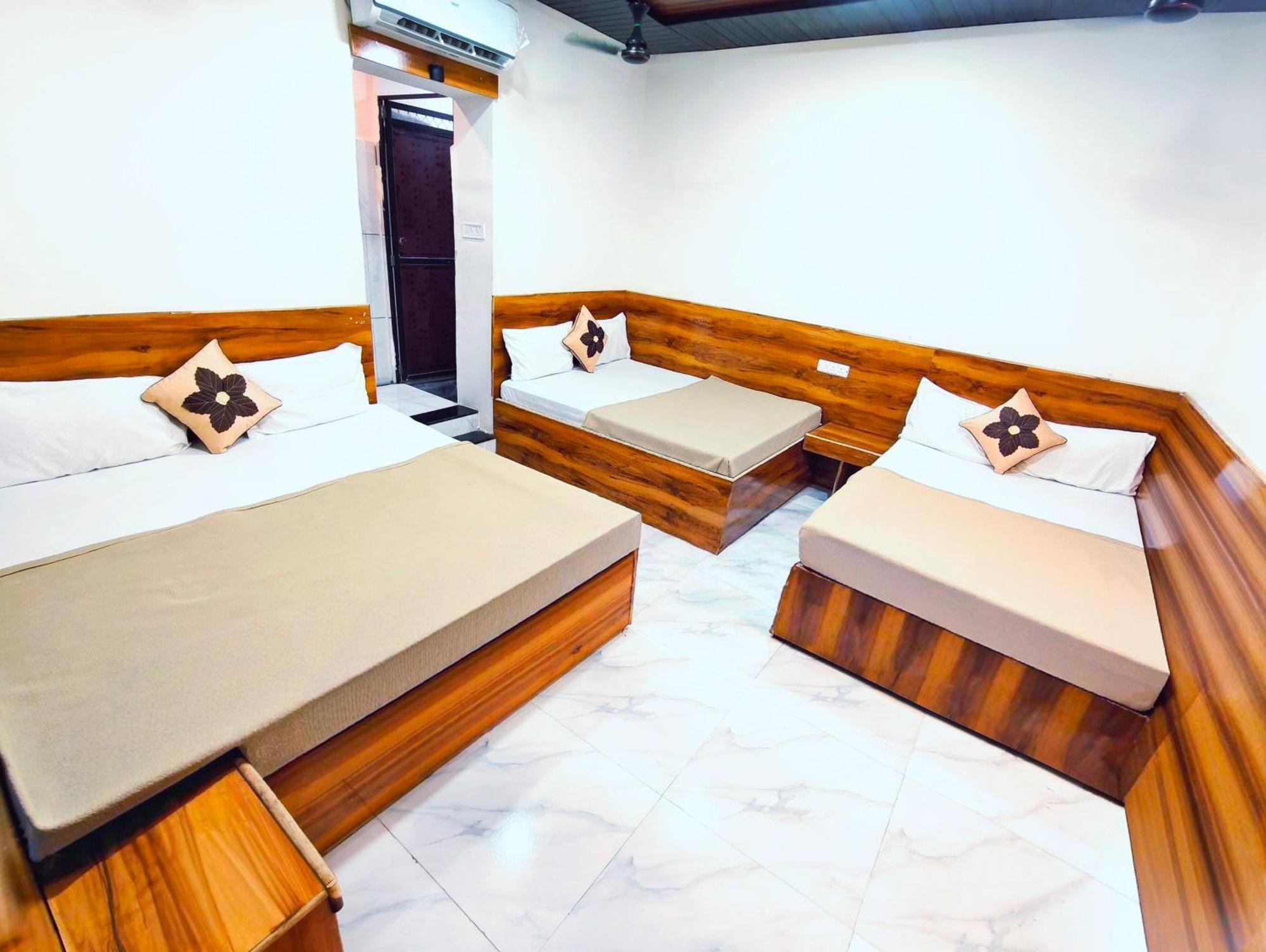 אויאיין Hotel Om Palace Near Mahakal Mandir מראה חיצוני תמונה