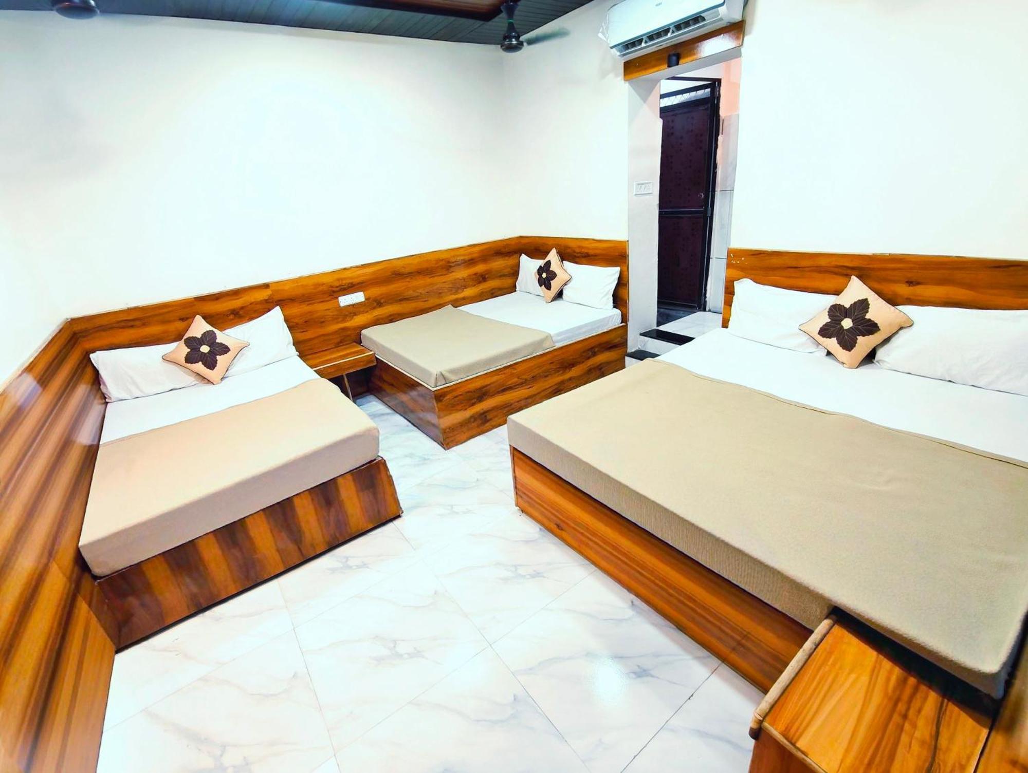 אויאיין Hotel Om Palace Near Mahakal Mandir מראה חיצוני תמונה